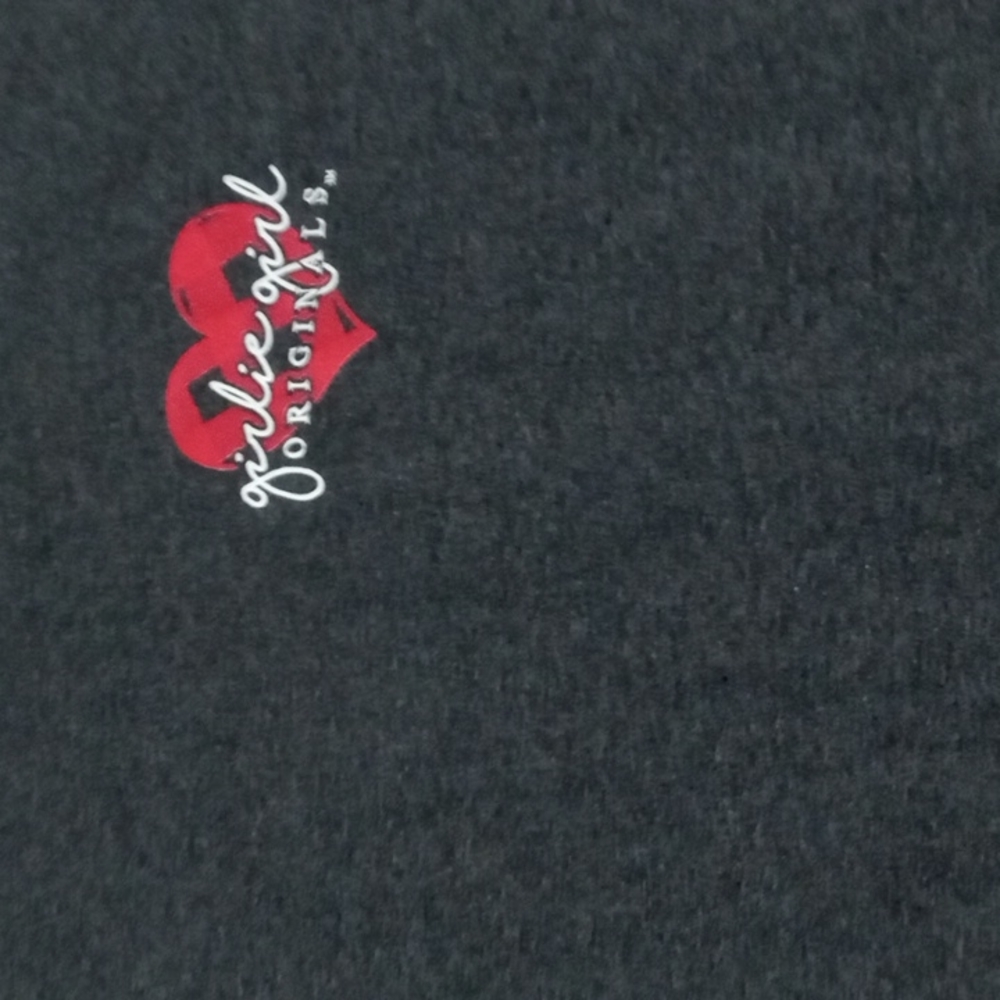 A short sleeve t shirt it's women's size small